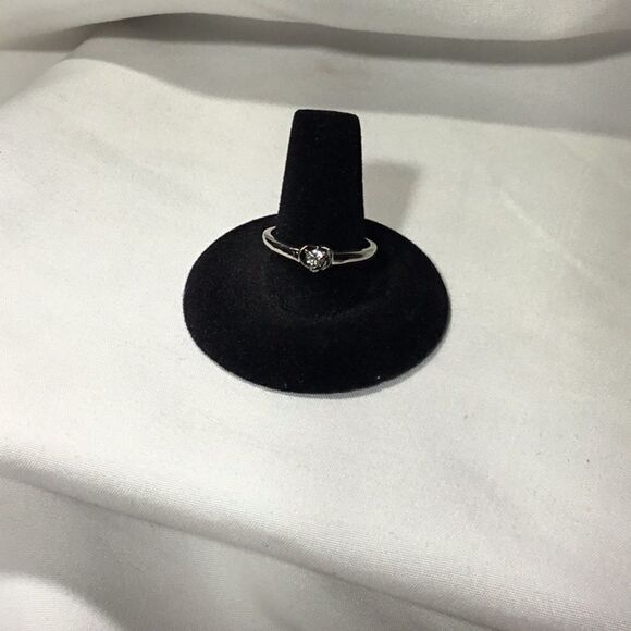Simple Heart Setting Fashion Ring (G2) - Picture 1 of 5